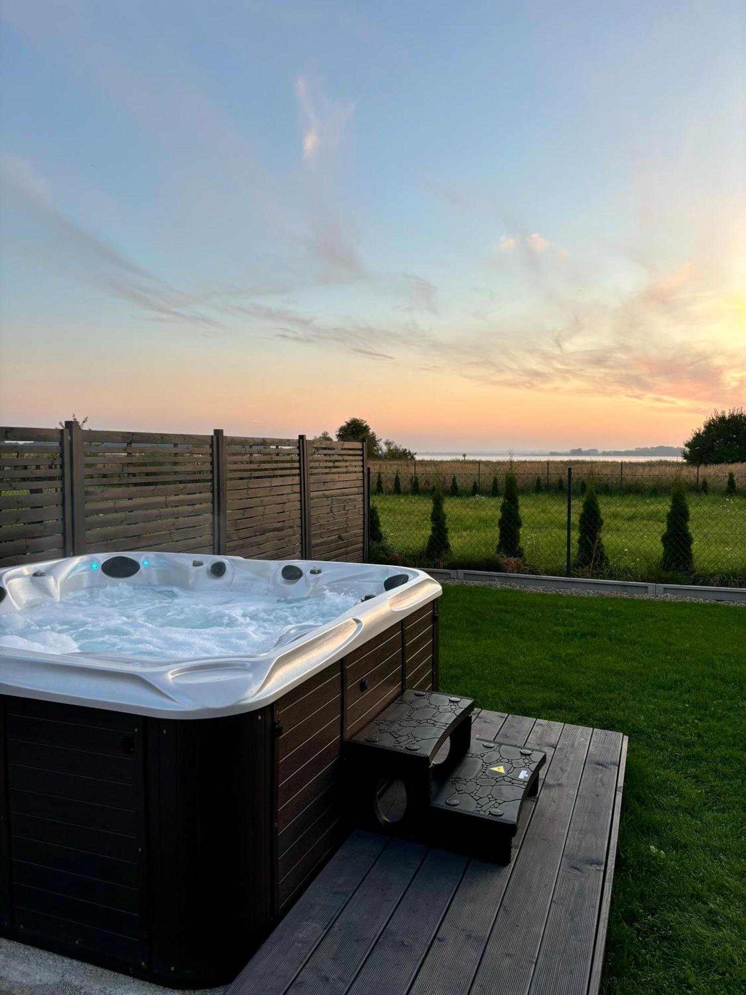 Wodne Widoki - Letniskowy Z Jacuzzi Ferienhaus